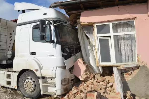 Elazığ'da yokuşta kayan TIR, eve girdi: 1 yaralı Elazığ'da yokuşta kayan TIR, eve girdi: 1 yaralı