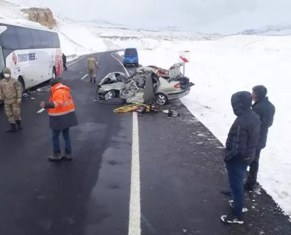 Erzurum'da hastane dönüşü feci kaza; uzman çavuş, eşi ve oğlu öldü Erzurum'da hastane dönüşü feci kaza; uzman çavuş, eşi ve oğlu öldü