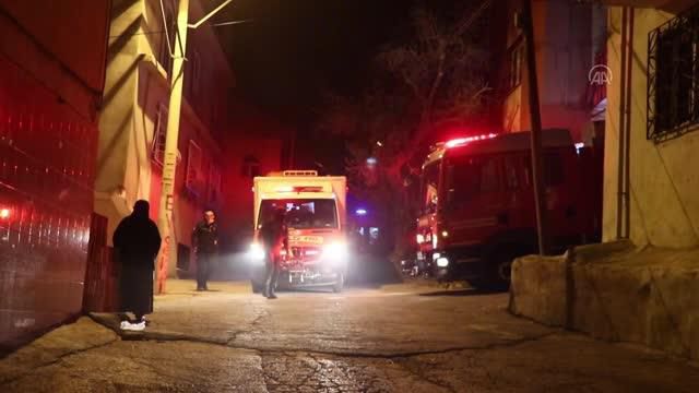 Evde çıkan yangında 1'i bebek 4 kişi dumandan etkilendi