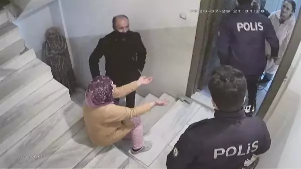 Ailecek komşularının kapısına dayanıp acımadan vurdular! O anlar kamerada Ailecek komşularının kapısına dayanıp acımadan vurdular! O anlar kamerada