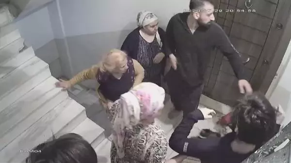 Ailecek komşularının kapısına dayanıp acımadan vurdular! O anlar kamerada Ailecek komşularının kapısına dayanıp acımadan vurdular! O anlar kamerada