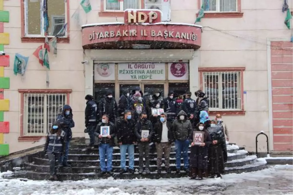 Evlat nöbetindeki aileler, 505'inci günde kar yağışı altında eylemde