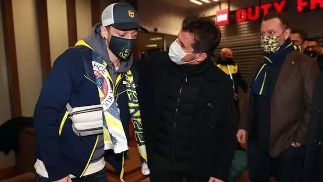 Fener'de Mesut Özil sevinci yaşanırken yıldız futbolcu sessiz sedasız Türkiye'den ayrıldı Fener'de Mesut Özil sevinci yaşanırken yıldız futbolcu sessiz sedasız Türkiye'den ayrıldı