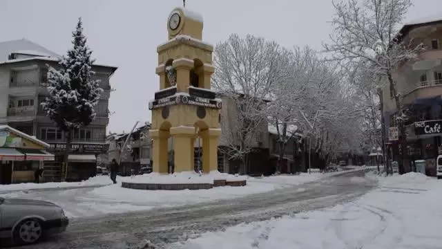 Gölbaşı'nda kar yağışı etkili oldu Gölbaşı'nda kar yağışı etkili oldu