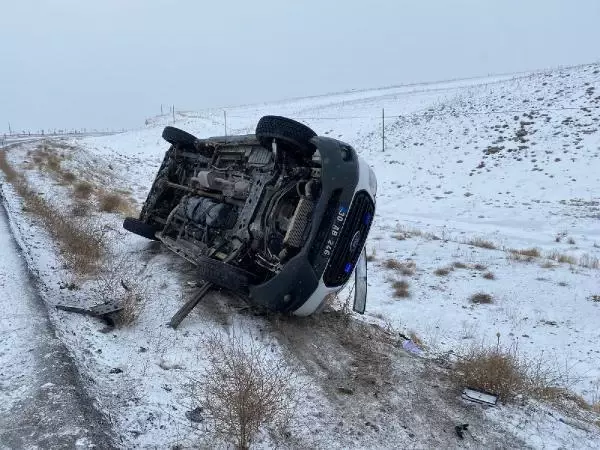Son dakika haberi! Hakkari'den Van'a hasta taşınan ambulans, buzlanan yolda devrildi