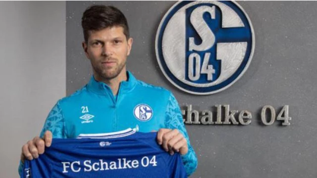 Dutch striker Klaas-Jan Huntelaar returns to his former team Schalke 04