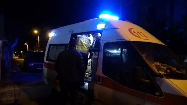 İzmir'de bıçaklı kavga: 1'i ağır 3 yaralı İzmir'de bıçaklı kavga: 1'i ağır 3 yaralı