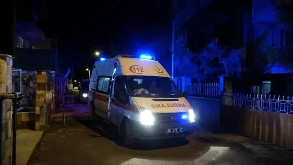 İzmir'de bıçaklı kavga: 1'i ağır 3 yaralı İzmir'de bıçaklı kavga: 1'i ağır 3 yaralı
