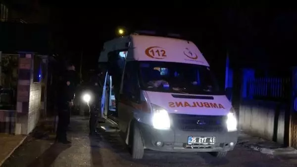 İzmir'de bıçaklı kavga: 1'i ağır 3 yaralı İzmir'de bıçaklı kavga: 1'i ağır 3 yaralı