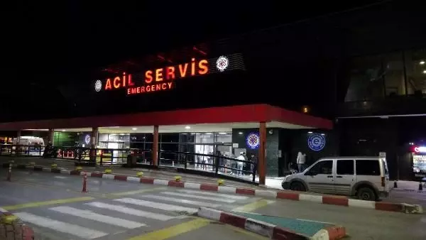 İzmir'de bıçaklı kavga: 1'i ağır 3 yaralı İzmir'de bıçaklı kavga: 1'i ağır 3 yaralı