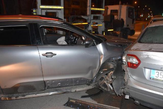 Son dakika haberleri... İzmir'de zincirleme trafik kazaları: 14 araç hasar gördü