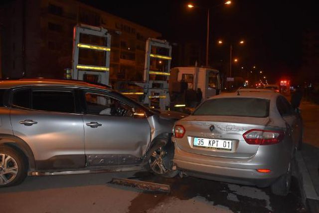 Son dakika haberleri... İzmir'de zincirleme trafik kazaları: 14 araç hasar gördü
