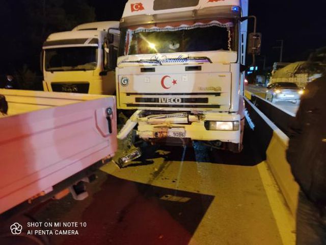 Son dakika haberleri... İzmir'de zincirleme trafik kazaları: 14 araç hasar gördü