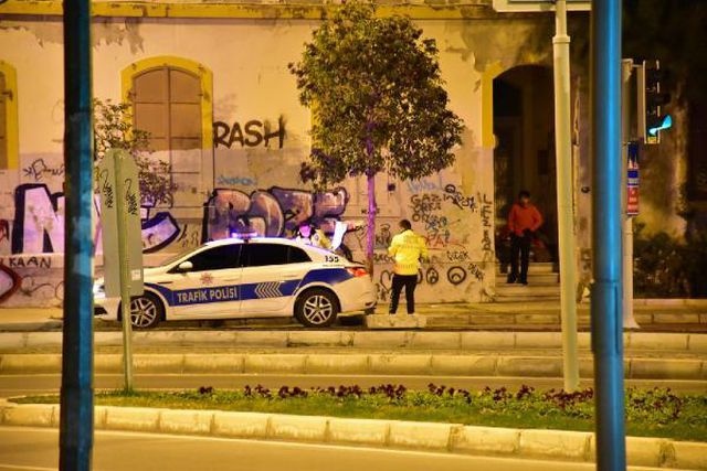 Son dakika haberleri: İzmir polisinden yürek ısıtan görüntüler