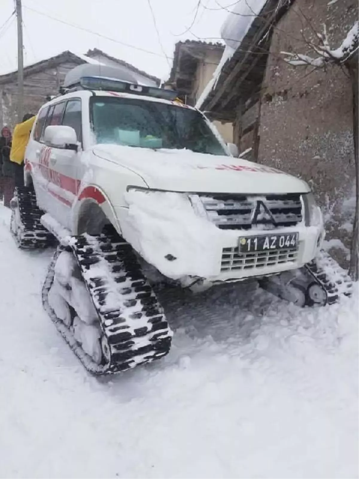 Kalp hastası Emine nine, 112'nin paletli ambulansıyla hastaneye yetiştirildi