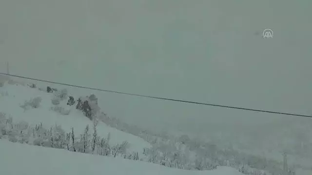 Kar nedeniyle yolda mahsur kalan 65 kişi kurtarıldı Kar nedeniyle yolda mahsur kalan 65 kişi kurtarıldı