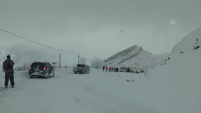 Kar nedeniyle yolda mahsur kalan 65 kişi kurtarıldı Kar nedeniyle yolda mahsur kalan 65 kişi kurtarıldı
