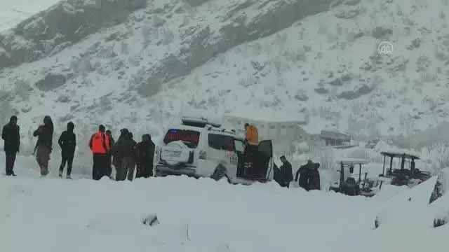 Kar nedeniyle yolda mahsur kalan 65 kişi kurtarıldı Kar nedeniyle yolda mahsur kalan 65 kişi kurtarıldı