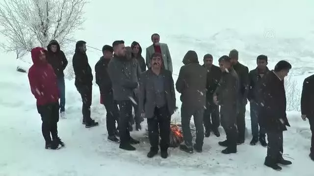 Kar nedeniyle yolda mahsur kalan 65 kişi kurtarıldı Kar nedeniyle yolda mahsur kalan 65 kişi kurtarıldı