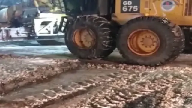 Karda mahsur kalan 10 tır belediye ekiplerince kurtarıldı Karda mahsur kalan 10 tır belediye ekiplerince kurtarıldı