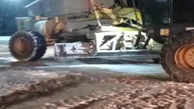 Karda mahsur kalan 10 tır belediye ekiplerince kurtarıldı Karda mahsur kalan 10 tır belediye ekiplerince kurtarıldı