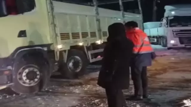 Karda mahsur kalan 10 tır belediye ekiplerince kurtarıldı Karda mahsur kalan 10 tır belediye ekiplerince kurtarıldı
