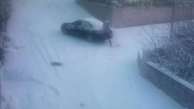 Kayan otomobilini akıl almaz yöntemle durdurmak isterken canından oluyordu Kayan otomobilini akıl almaz yöntemle durdurmak isterken canından oluyordu