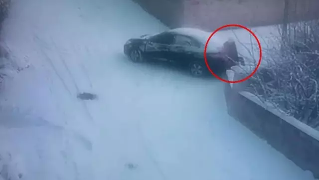 Satmaya götürdüğü aracı buzlu yolda kayınca arkasından iterek durdurmaya çalıştı! Korkunç olay kamerada Satmaya götürdüğü aracı buzlu yolda kayınca arkasından iterek durdurmaya çalıştı! Korkunç olay kamerada