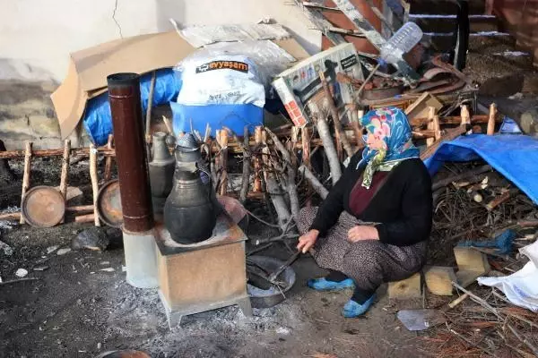Kozan'da kar yağışı, yangın mağdurlarını da olumsuz etkiledi Kozan'da kar yağışı, yangın mağdurlarını da olumsuz etkiledi