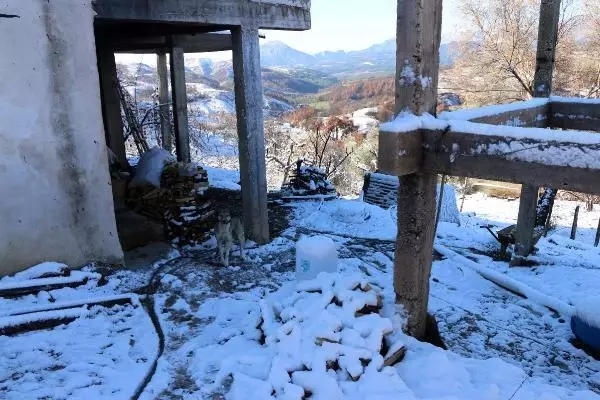 Kozan'da kar yağışı, yangın mağdurlarını da olumsuz etkiledi
