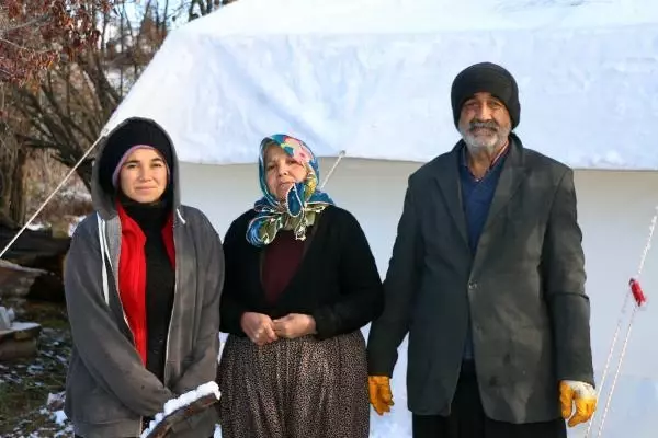 Kozan'da kar yağışı, yangın mağdurlarını da olumsuz etkiledi