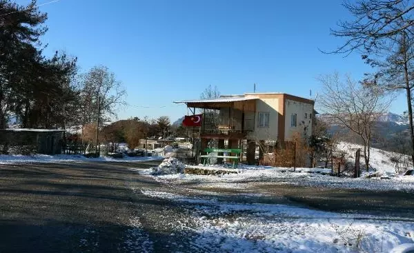 Kozan'da kar yağışı, yangın mağdurlarını da olumsuz etkiledi
