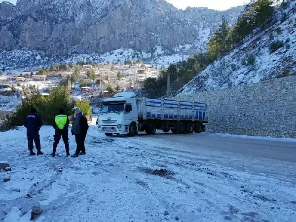 Kozan'da kar yağışı, yangın mağdurlarını da olumsuz etkiledi