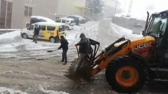 Kozluk belediyesinden yol tuzlama çalışması Kozluk belediyesinden yol tuzlama çalışması