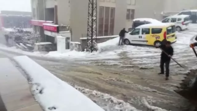 Kozluk belediyesinden yol tuzlama çalışması Kozluk belediyesinden yol tuzlama çalışması