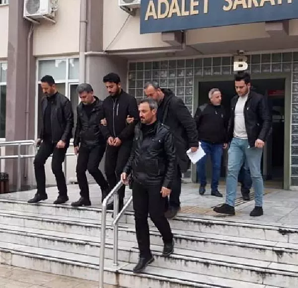 Polis memuru, kurşun yağdırdığı kız arkadaşına olay öncesinde 'Patlatacağım bombayı, hazır ol!' mesajı atmış Polis memuru, kurşun yağdırdığı kız arkadaşına olay öncesinde 'Patlatacağım bombayı, hazır ol!' mesajı atmış