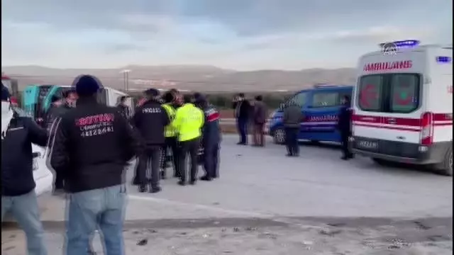 Minibüs ile otomobil çarpıştı: 7 yaralı Minibüs ile otomobil çarpıştı: 7 yaralı