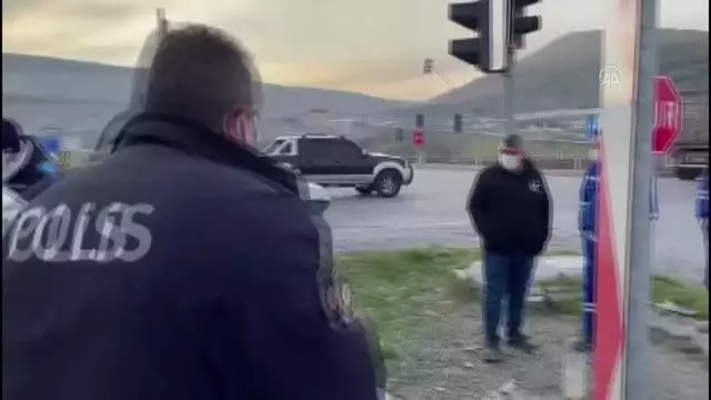 Minibüs ile otomobil çarpıştı: 7 yaralı Minibüs ile otomobil çarpıştı: 7 yaralı