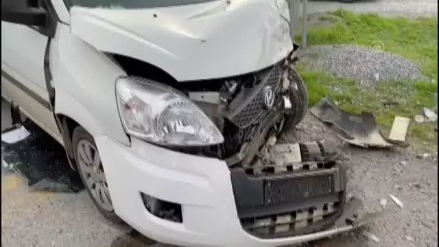 Minibüs ile otomobil çarpıştı: 7 yaralı Minibüs ile otomobil çarpıştı: 7 yaralı