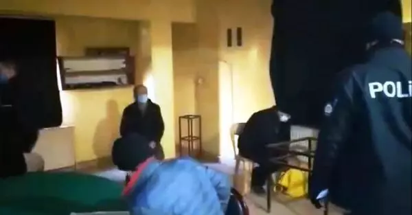 Mühürlenen kıraathanede 2'nci kez kumar oynarken yakalandılar Mühürlenen kıraathanede 2'nci kez kumar oynarken yakalandılar