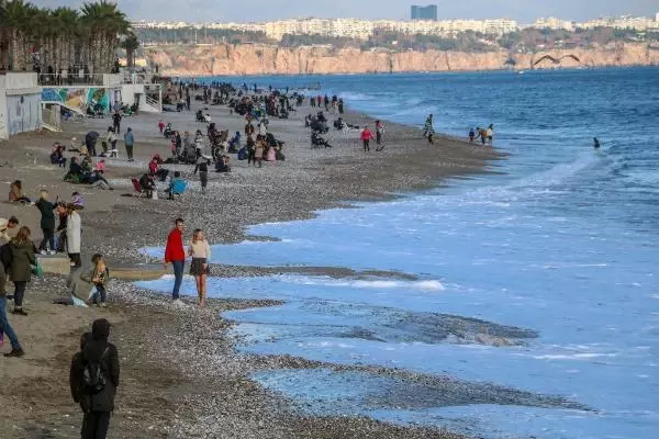 Ocak ayında Antalya'da 'deniz ve güneş' keyfi