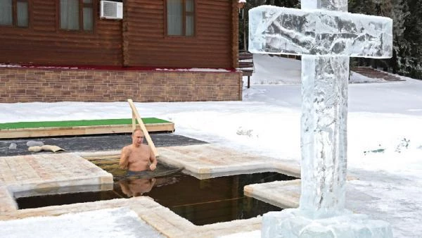 Putin Ortodoks Noel'ini buzlu suya girerek kutladı - Haberler