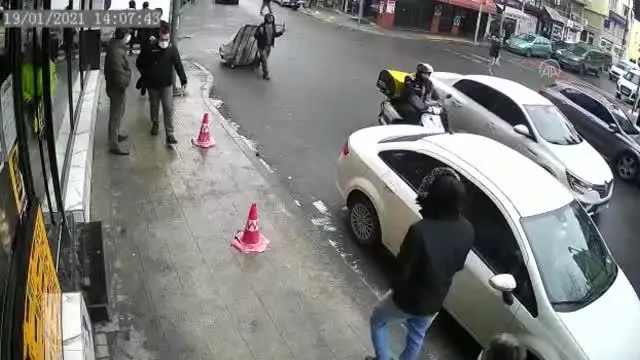 Şişli'de kafasına buz parçası düşen kişi yaralandı Şişli'de kafasına buz parçası düşen kişi yaralandı
