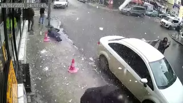 Şişli'de kafasına buz parçası düşen kişi yaralandı Şişli'de kafasına buz parçası düşen kişi yaralandı