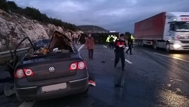 Son Dakika: Mersin'de kamyon ve otomobil çarpıştı: 5 ölü, 2 yaralı