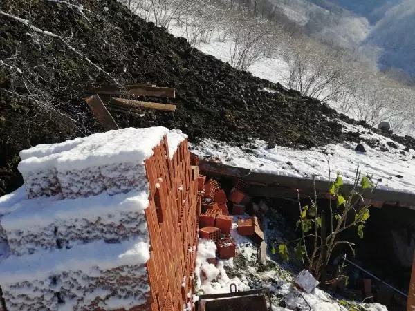 Trabzon'da, heyelanda 2 ev hasar gördü Trabzon'da, heyelanda 2 ev hasar gördü