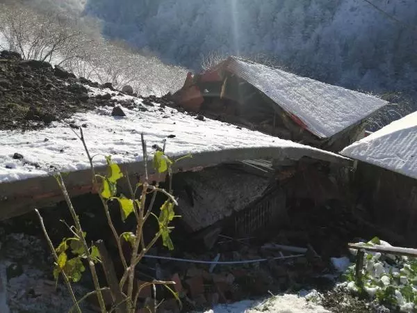 Trabzon'da, heyelanda 2 ev hasar gördü Trabzon'da, heyelanda 2 ev hasar gördü