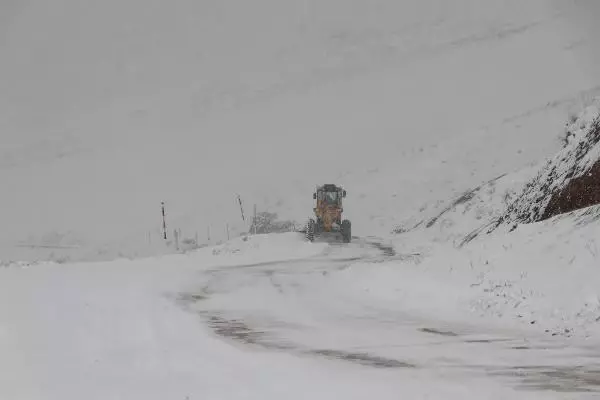 Van'da 403 yerleşim yerinin yolu kardan kapandı Van'da 403 yerleşim yerinin yolu kardan kapandı