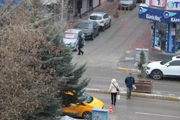 Van'da 403 yerleşim yerinin yolu kardan kapandı Van'da 403 yerleşim yerinin yolu kardan kapandı