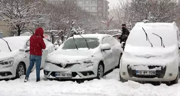 Van'da 403 yerleşim yerinin yolu kardan kapandı Van'da 403 yerleşim yerinin yolu kardan kapandı